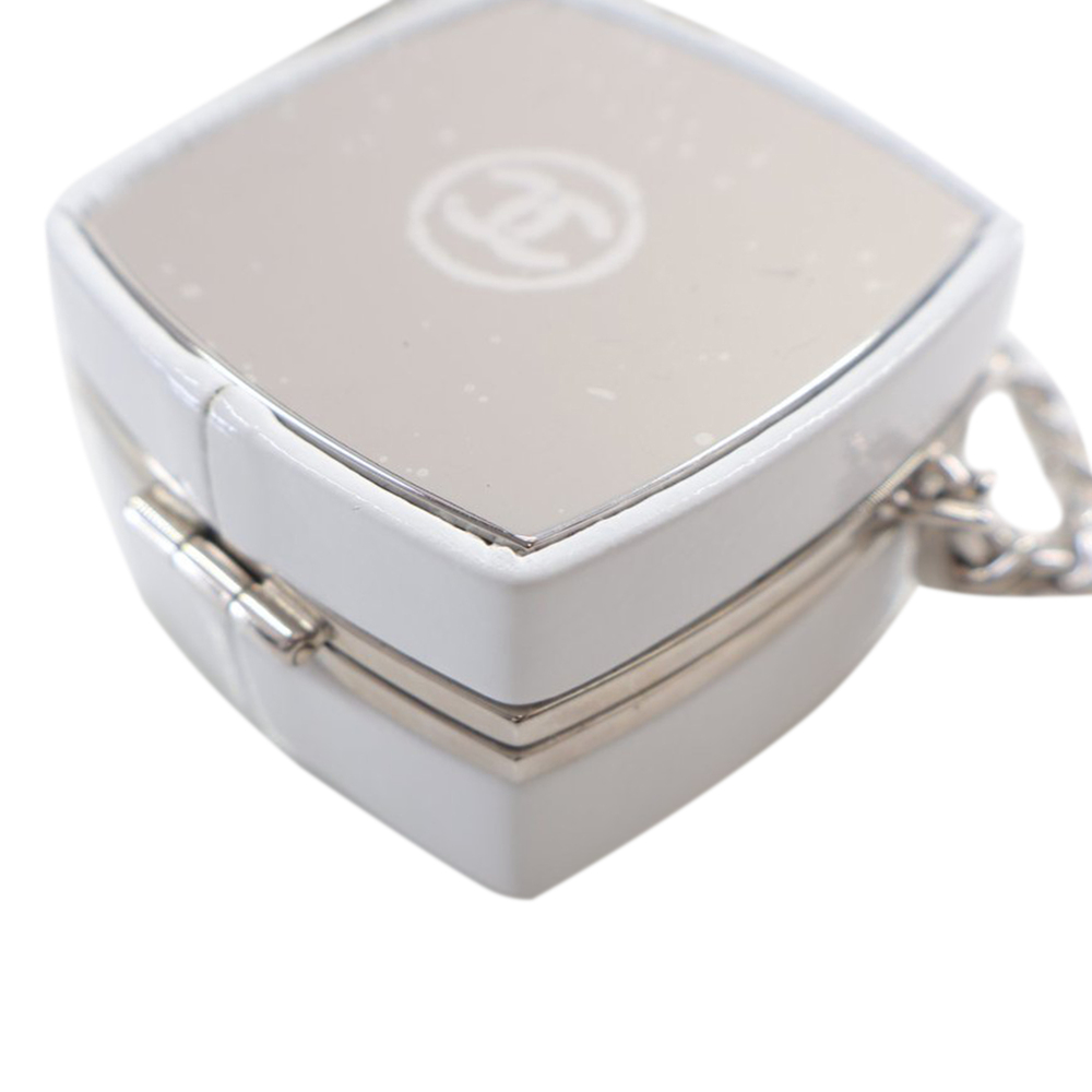 Pre-Loved Chanel Patent Goatskin Make-Up Box Clutch With Chain - Picture 8 of 12